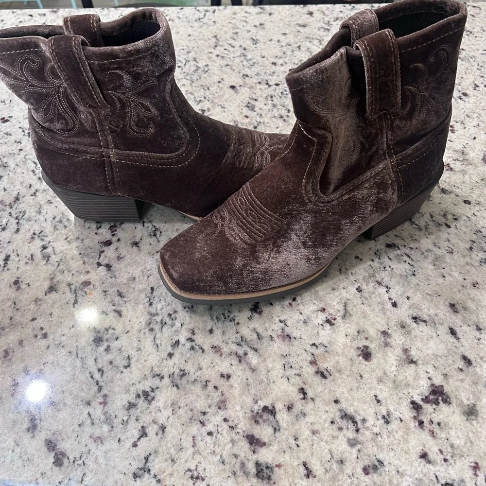 Justin Boots Rich Brown Velvet Ankle Booties - Picture 1 of 8